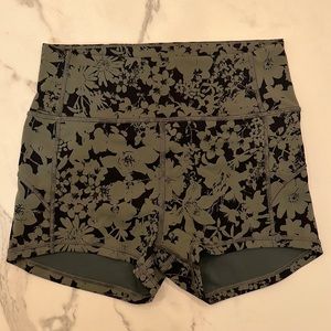 Lululemon In Movement Short *Everlux 2.5"